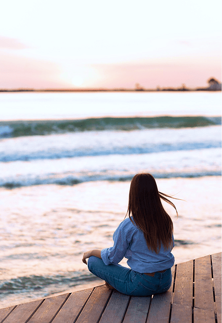 Mujer en calma meditando min